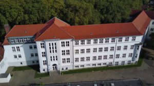Luftaufnahme von der Rückseite des ASG im Sommer